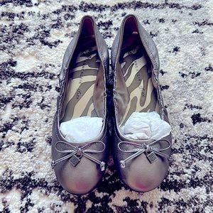 LIKE NEW Anne Klein iflex “AKPETRICA” Ballet Flats in Dark Pewter, Size 7.5M